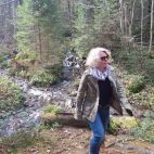 Gabriele Mayrhofer beim Kraft schoepfen in der Natur.jpg